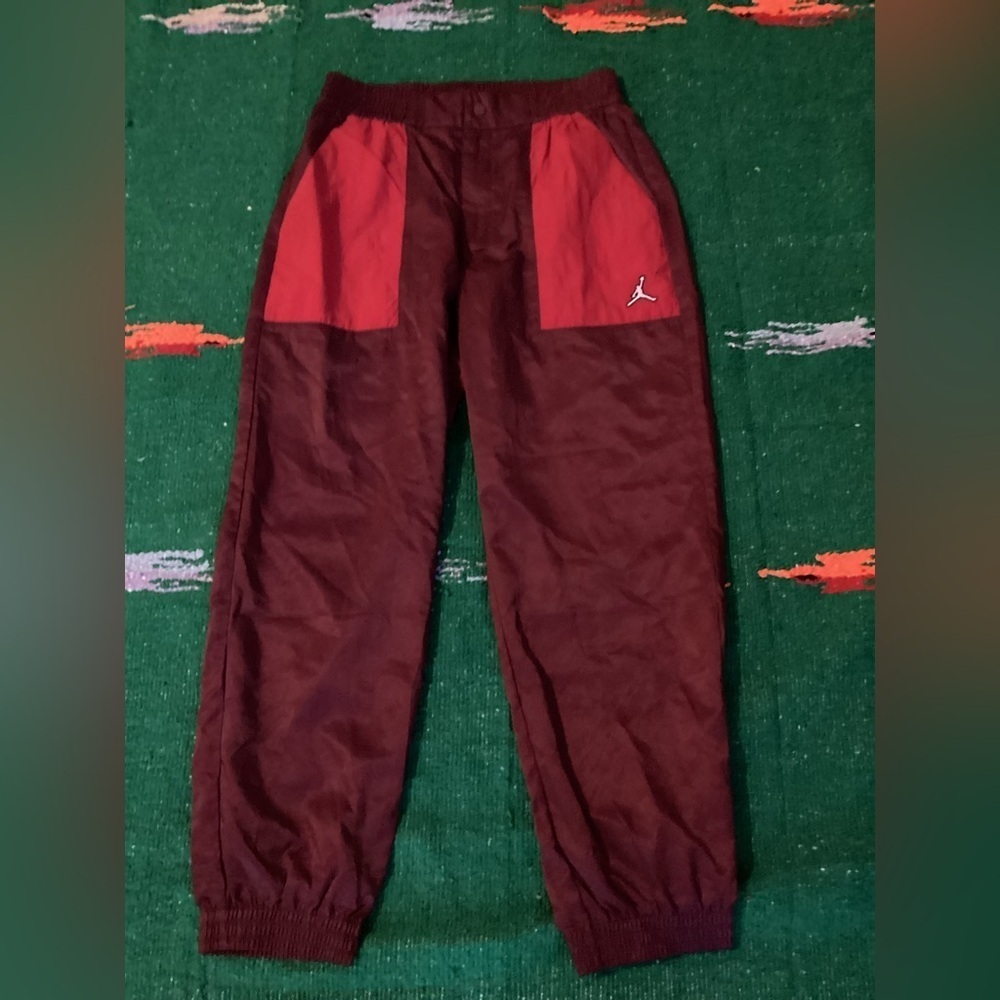 Nike Air Jordan Cherrywood Womens Joggers Size M
Waist 14”
Length 28”
Q2